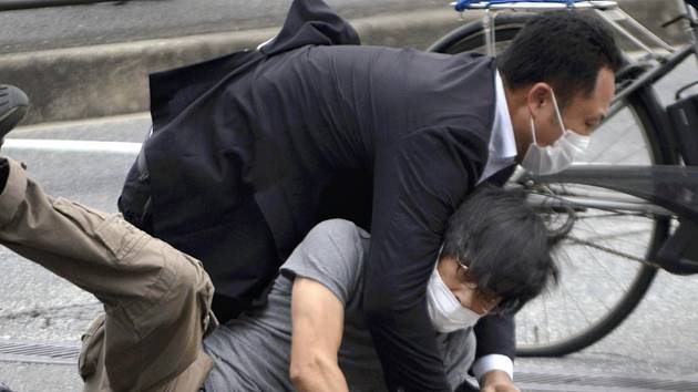 Tecuja Jamagami (dole) je zatýkán po atentátu na bývalého japonského premiéra Šinzóa Abeho