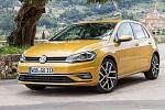 Černého Petr má v roce Volkswagen. Model Golf 1,0 TSI Comfortline stojí 482 900 Kč a srovnatelný vznětový protějšek Golf 1,6 TDI Comfortline 601 900 Kč. Ten je však vybaven automatickou převodvkou, za kterou Volkswagen účtuje 60 tisíc korun.