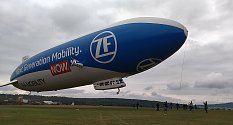 Loni na podzim přeletěla vzducholoď Zeppelin nad Plzní. Cestovní rychlost Zeppelinu je kolem sta kilometrů za hodinu.