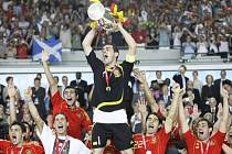 Fotbalisté Španělska s trofejí pro mistry Evropy. Španělé porazili v nedělním finále Německo 1:0.