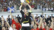 Fotbalisté Španělska s trofejí pro mistry Evropy. Španělé porazili v nedělním finále Německo 1:0.