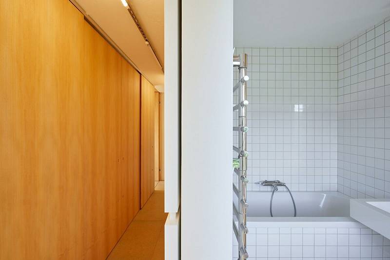 Koupelna na první pohled nevypadá útulně, ale skvěle zapadá do celého konceptu bytu
