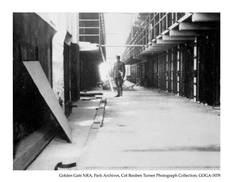 Plukovník Reuben Turner prohlíží cely věznice Alcatraz krátce před jejím dokončením, snímek z roku 1912