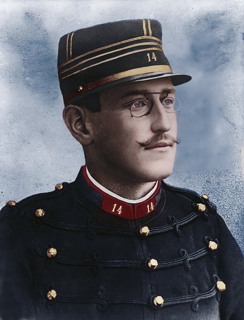 Francouzský důstojník Alfred Dreyfus (1859-1935) na kolorované fotografii pořízené zřejmě někdy kolem roku 1894