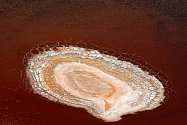 Letecký pohled na vyschlé jezírko na severu Austrálie. Voda se z něj odpařila a zbyla jen popraskaná vrstva soli. 