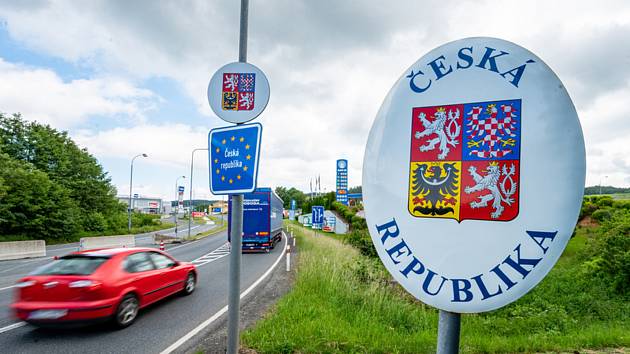 Automobily přejíždí přes německo-český hraniční přechod Furth im Wald