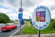 Automobily přejíždí přes německo-český hraniční přechod Furth im Wald