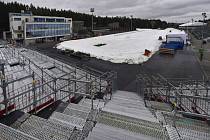 V biatlonovém areálu Vysočina Arena v Novém Městě na Moravě pokračují 26. února 2020 opravy odtátých běžeckých tratí sněhem ze sněhového zásobníku před Světovým pohárem v biatlonu, který se pojede 4. až 8. března 2020.