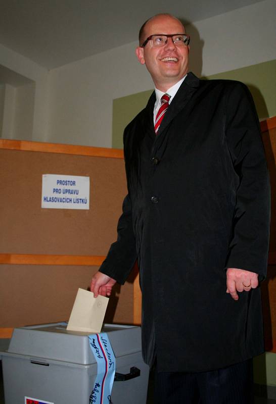 Předseda sociálních demokratů Bohuslav Sobotka vhodil svůj hlasovací lístek do urny v pátek před půl šestou odpoledne v základní škole ve Slavkově u Brna.