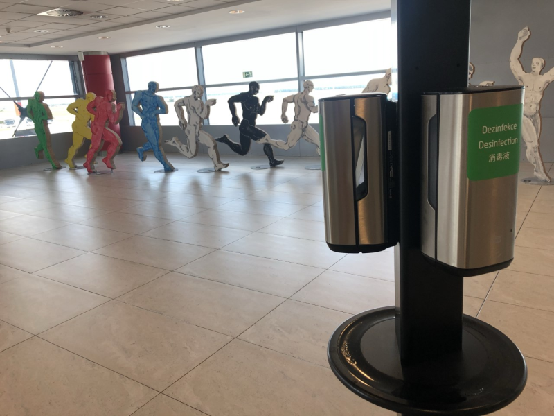 Cestujícím je v prostorách celého letiště k dispozici více než 250 nádob s dezinfekcí