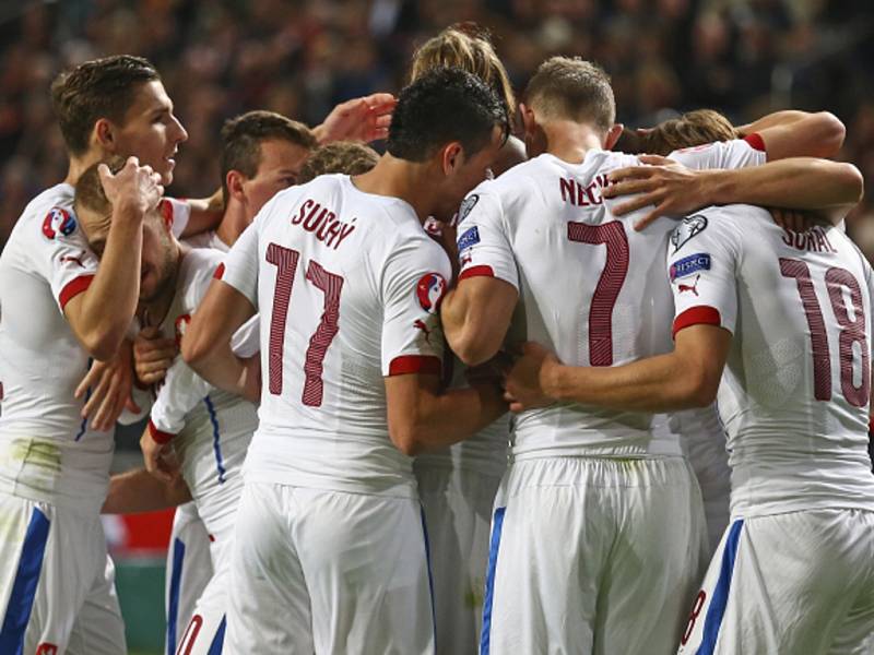 Čeští fotbalisté se radují z gólu proti Nizozemsku.