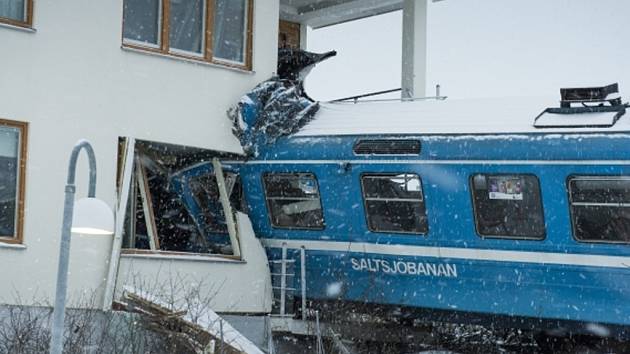 Uklízečka ve Švédsku ukradla vlak, vykolejila a najela do domu.