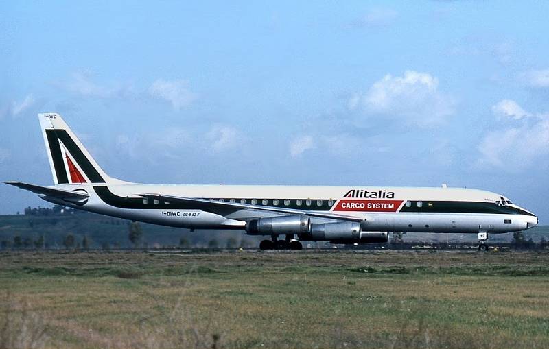 Letouny Douglas DC-8 využívala v 60. a 70. letech minulého století i společnost Alitalia. Podobně vypadal i stroj nasazený na let AZ 112, který se zřítil u Palerma v roce 1972.