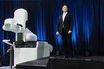 Americký multimiliardář Elon Musk a robot společnosti Neuralink pro implementaci mozkového čipu
