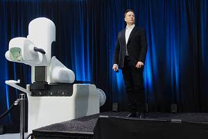 Americký multimiliardář Elon Musk a robot společnosti Neuralink pro implementaci mozkového čipu.