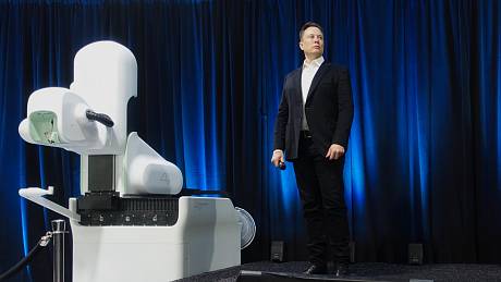 Americký multimiliardář Elon Musk a robot společnosti Neuralink pro implementaci mozkového čipu.
