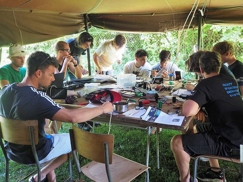 FEL Camp je určen pro středoškoláky se zájmem o o elektroniku, robotiku či informační a komunikační technologie.