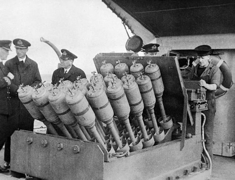 Protiponorkový minomet namontovaný na přídi torpédoborce Westcott