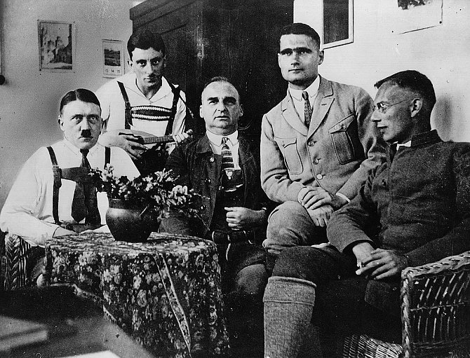 První duben roku 1924. Adolf Hitler (zcela vlevo) a tři jeho spoluspiklenci (zleva Emil Maurice a Hermann Kriebel, zcela vpravo Friedrich Weber) nastupují pětiletý trest v německé věznici Landsberg. Druhý zprava je Rudolf Hess