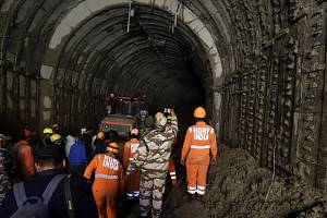 V Indii proběhla dramatická záchrana zasypaných dělníků v tunelu. Ilustrační foto