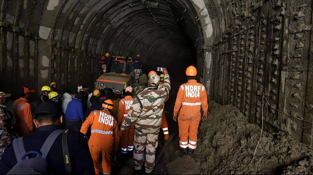 V Indii proběhla dramatická záchrana zasypaných dělníků v tunelu. Ilustrační snímek