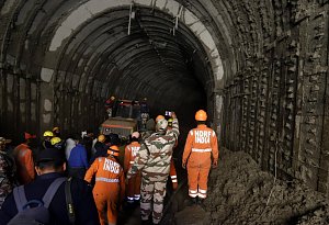 V Indii proběhla dramatická záchrana zasypaných dělníků v tunelu. Ilustrační snímek