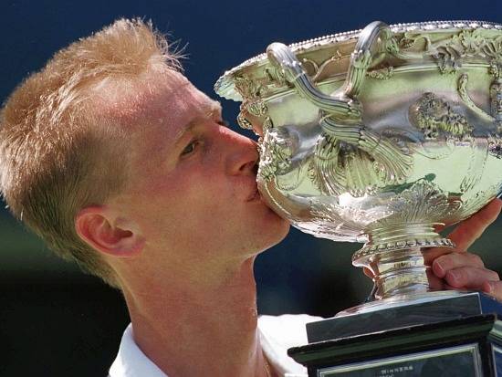 Petr Korda s trofejí z Australian Open