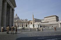 Koronavirus neušetřil ani život ve Vatikánu. Na snímku náměstí Svatého Petra.