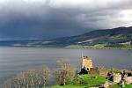 Pohled na skotské jezero Loch Ness, vpředu hrad Urquhart.