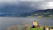 Pohled na skotské jezero Loch Ness, vpředu hrad Urquhart.