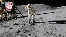 Astronaut Charles Duke jako člen posádky mise Apollo 16 na Měsíci. Duke byl na Měsíci ve věku 36 let, čímž se stal nejmladším člověkem na Měsíci v dosavadních dějinách.