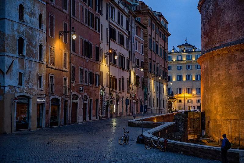 Nespočet památek, krásné uličky a vynikající gastronomie. Toto trio dělá z Říma jednu z top destinací pro rok 2022. Na snímku ulice u Pantheonu.