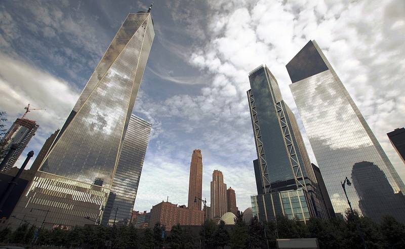 Budova One World Trade Center (na snímku vlevo) otevřela novou kapitolu newyorského Světového obchodního centra. Je následovníkem zborcených Dvojčat.