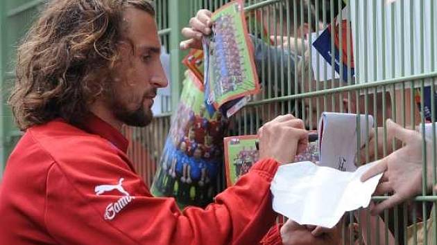 Petr Jiráček rozdává podpisy fanouškům na tréninku české fotbalové reprezentace.