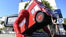 Originální londýnský patrový autobus přivezl do britské metropole na olympiádu český sochař David Černý.