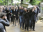 Nová obřadní síň na Olšanských hřbitovech v Praze nestačila ve středu odpoledne zájmu o poslední rozloučení s hudebníkem Filipem Topolem, který zemřel 19. června ve věku 48 let.  Po obřadu byla rakev s otatky uložena do rodinné hrobky.