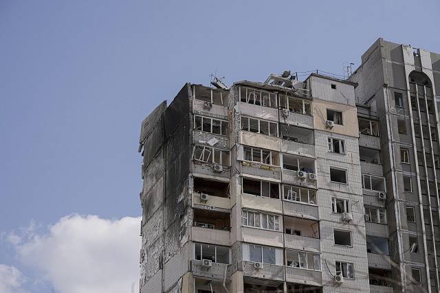 Obytný dům v Kyjevě poté, co jej zasáhly zbytky ruské rakety sestřelené ukrajinským protiraketovým systémem.