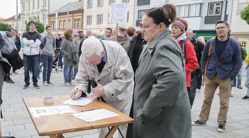 V Pardubicích na třídě Míru lidé demonstrovali za nezávislou justici. Požadují demisi ministryně Benešové.