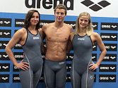 Plavci (zleva) Barbora Závadová, Jan Micka a Simona Baumrtová v kolekci nových karbonových plavek pro olympijské hry v Riu.