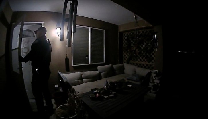 Policisté zvoní na dům v americkém Farmingtonu. Následující okamžiky skončily tragicky…
