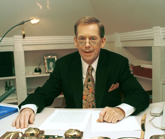 Nedlouho předtím, než mohl Václav Havel pronést svůj tradiční novoroční projev pro rok 1997, podstoupil radikální operaci kvůli nádorovému onemocnění plic.