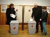 Svůj hlas šel vhodit do urny také prezident Václav Klaus s manželkou Livií.