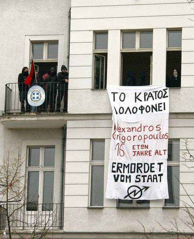 Levicoví protestující vyvěsili z balkónu řeckého konzulátu v Berlíně nápis „Stát zabijáků“