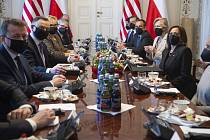 Polský prezident Andrzej Duda (druhý zleva) sedí naproti americké viceprezidentce Kamale Harrisové během setkání ve Varšavě.