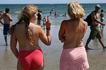 Ženy na pláži - ilustrační foto