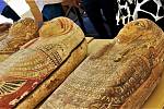 Egyptské naleziště v Sakkáře vydalo nyní opravdové unikáty. Archeologové objevili 150 vzácných bronzových sošek a 250 dřevěných sarkofágů se zachovalými mumiemi.