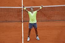 Španělský tenista Rafael Nadal oslavuje své 12. vítězství na French Open