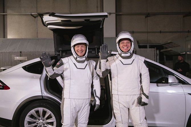 Společnost SpaceX se nadcházející týden pravděpodobně stane první soukromou společností, která vynese astronauty na oběžnou dráhu.