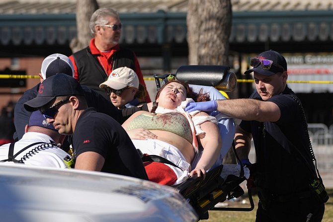Zraněná žena po oslavách vítězství fotbalistů Kansas City v Super Bowlu.