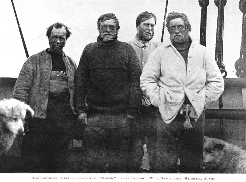 Irský polárník Ernest Henry Shackleton (druhý zleva) během expedice Nimrod, která v roce 1908 objevila Beardmoreův ledovec.
